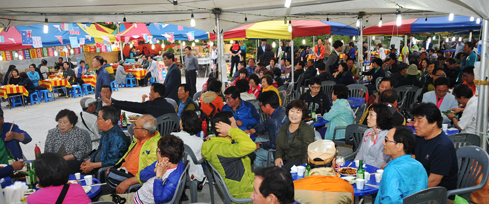 하단포구 웅어축제를 즐기는 사람들 사진